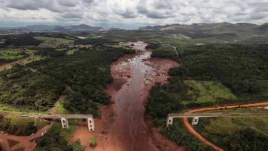 Aumentan a 60 los muertos por la tragedia minera en Brasil