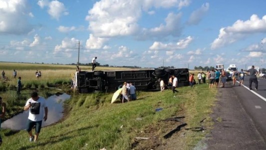 Tragedia en la ruta 3: cinco muertos y al menos 29 heridos por el vuelco de un micro