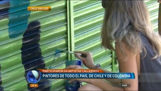 Artistas callejeros participaron en “Arte en persianas en el microcentro”