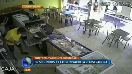 A cara descubierta y a plena luz del día, un ladrón robó la recaudación de una heladería en la zona sudoeste
