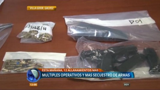 Múltiples allanamientos en Villa Gobernador Gálvez: hubo detenidos y secuestro de armas