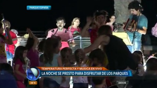 Se realizó un picnic nocturno en Parque España