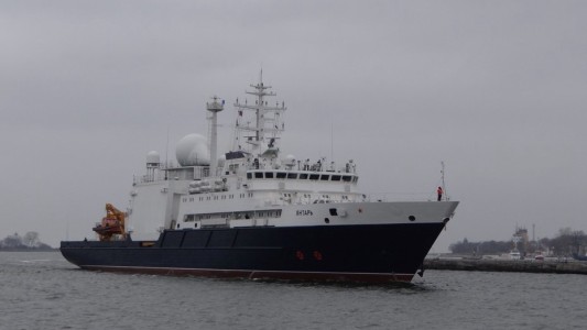 ARA San Juan: llega el buque ruso Yantar, que puede rastrillar a 6 mil metros de profundidad