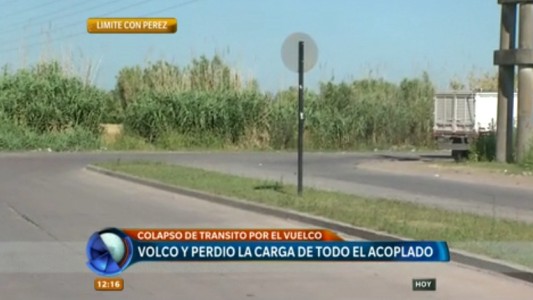Un camión con 21 toneladas de trigo volcó en el límite con la localidad de Pérez