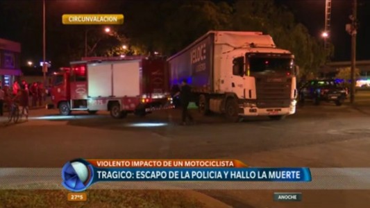 Un motociclista murió tras ser arrollado por un camión cuando intentaba evadir un control policial