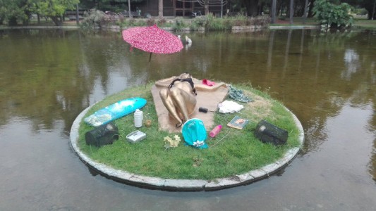 Intervención artística: la anti cheta de Nordelta llegó al Parque Independencia