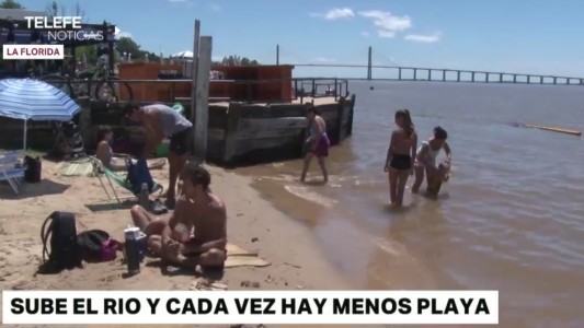 El río le gana espacio a la playa, pero los rosarinos "se acomodan" para disfrutar