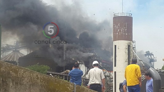 Explosión e incendio en la planta cerealera de la ex-Nidera: hay trabajadores heridos