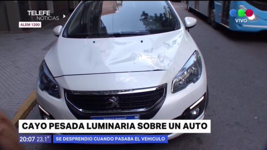 Circulaba por Alem al 1200 y cayó una pesada luminaria sobre su automóvil