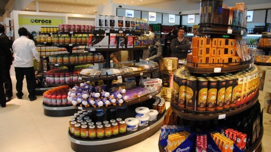 La AFIP aumentó a 500 dólares el tope máximo libre de impuestos para compras en free shops