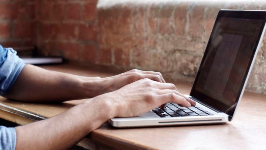 "¿Con g o con j?" Picante cruce en Twitter entre la RAE y un usuario argentino