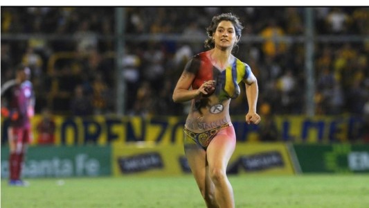 ¿Quién es la mujer que irrumpió en el partido entre Rosario Central y River?