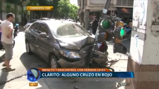 Choque y descontrol: un auto terminó incrustado contra un semáforo