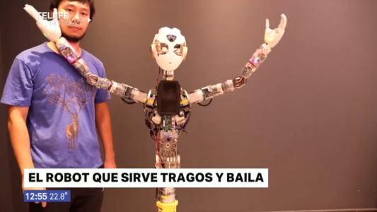 Presentaron un robot que sirve tragos y baila