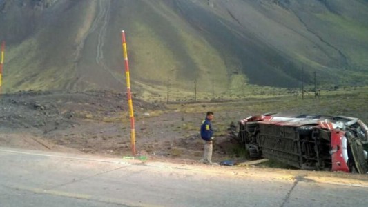 Mendoza: murieron 3 menores tras desbarrancar un micro con deportistas chilenos