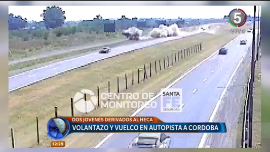 Choque y vuelco en la autopista a Córdoba: dos jóvenes fueron hospitalizados
