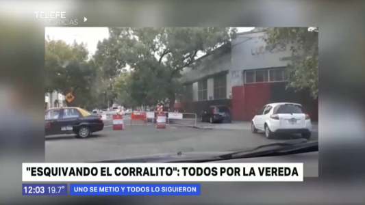 Video: automovilistas circulan por la vereda para esquivar un corralito