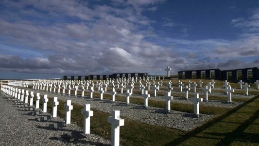 Identifican a otros dos soldados argentinos sepultados en Malvinas