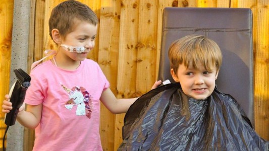 Video conmovedor: el nene de 6 años que se rapó en solidaridad con su amiga que tiene cáncer