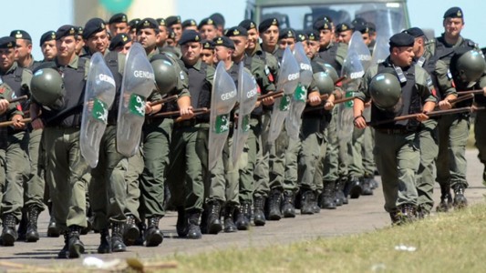 Polémica en puerta: permiten a gendarmes usar armas de fuego personales