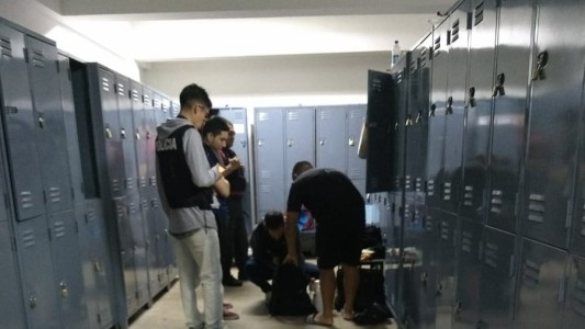 Allanaron una dependencia policial y demoraron a diez oficiales sospechados de robo