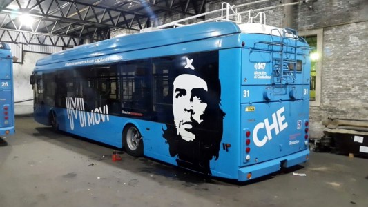 La Municipalidad homenajeó al Che en una unidad de transporte y Cambiemos salió al cruce