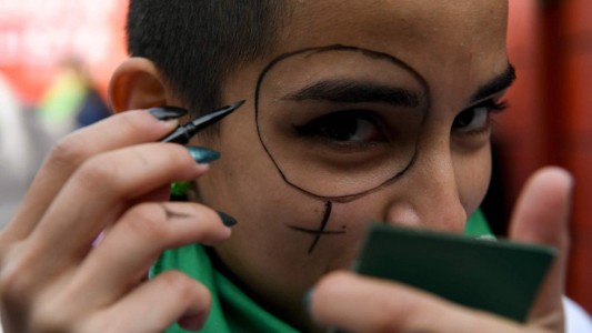 De verde y celeste: en las calles acompañan la histórica jornada de debate por el aborto