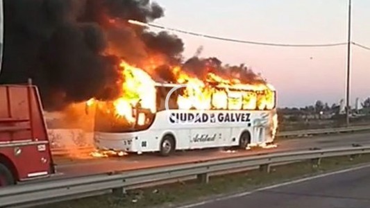 Santa Fe: un colectivo de media distancia se incendió en plena Circunvalación