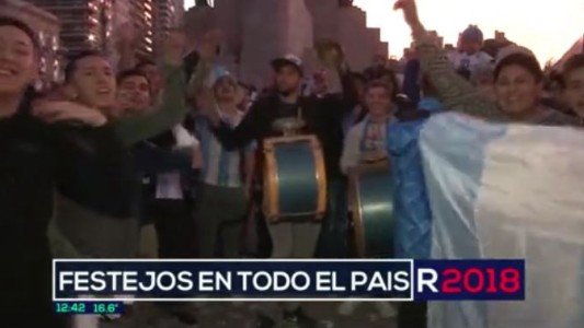 Hinchas festejaron en el Monumento el pase a octavos