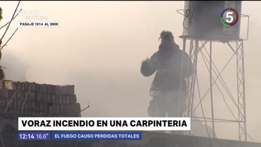 Un incendio en una carpintería de zona oeste causó destrucción total