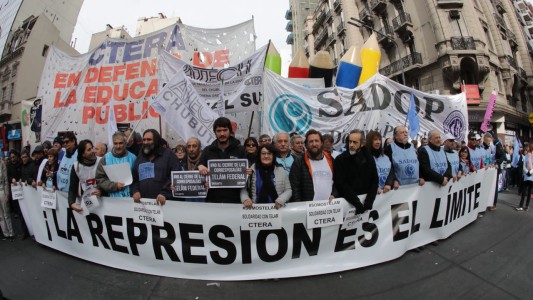 Paro nacional de docentes: concentración contra la represión en Chubut y por aumento salarial
