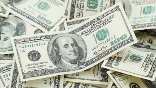 El dólar alcanzó un nuevo récord histórico y cerró a $43,67