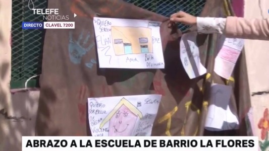 Vecinos realizan un abrazo solidario a la escuela de barrio Las Flores