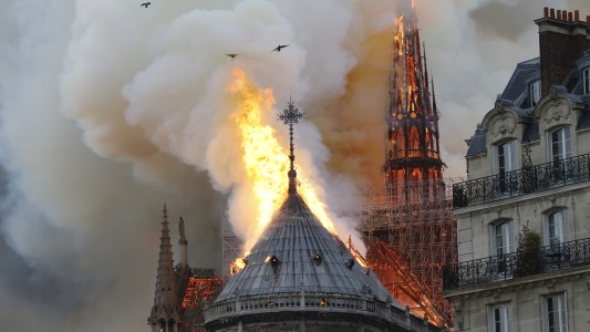 Alerta en París por un terrible incendio en la catedral Notre Dame