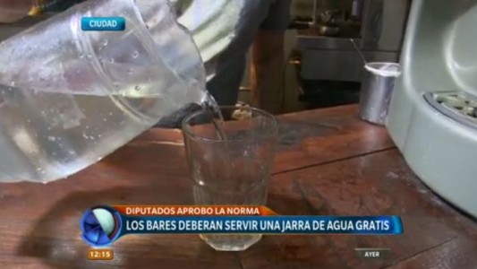 Se aprobó en Diputados la ley que obliga a los bares a servir una jarra de agua gratis