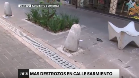 Más destrozos en calle Sarmiento: un automovilista chocó dos pretiles y dos bancos de cemento