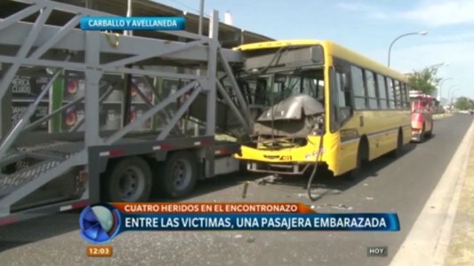 Un colectivo se incrustó contra un camión en zona noroeste