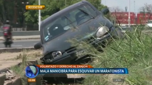 Conductor volcó al intentar esquivar un maratonista