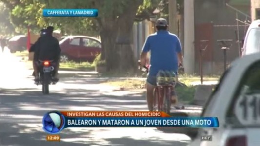 Mataron a un joven a balazos desde una moto