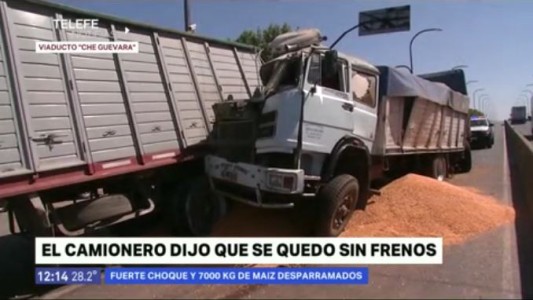 Un camión se quedó sin frenos e impactó sobre otro en el viaducto “Che Guevara”