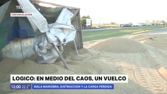 Circunvalación: volcó un camión con acoplado que transportaba soja
