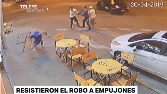 Empleados de una heladería resistieron el robo a los golpes