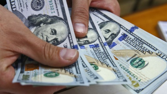 El dólar arrancó la semana en alza y cerró a $43,50