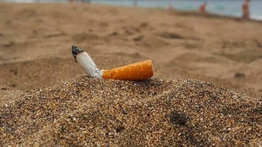 Proponen multar con hasta 200 atados a quienes fumen en las playas de Mar del Plata