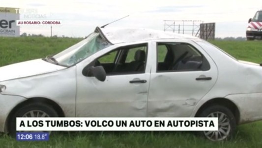 Autopista Rosario - Córdoba: volcó un  remis a la altura de Funes