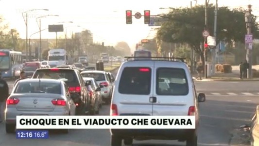 Choque entre dos vehículos en el viaducto Che Guevara