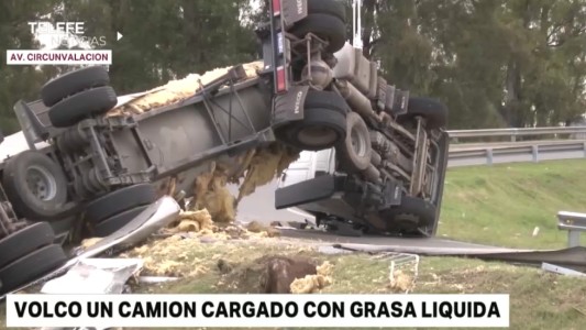 Impactante vuelco en Circunvalación de un camión que transportaba grasa líquida