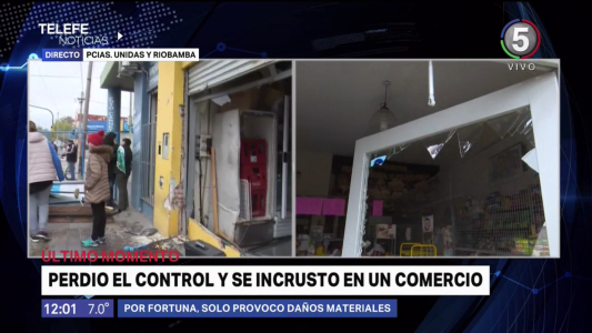 El chofer de un camión perdió el control y se incrustó en el frente de un comercio