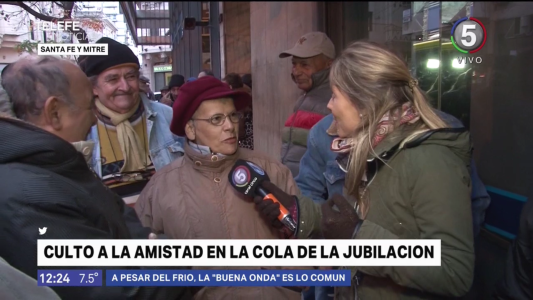 Un culto a la amistad...¡en la cola del banco!