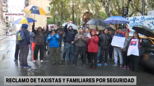 Protesta de familiares de taxistas asesinados frente a la Municipalidad
